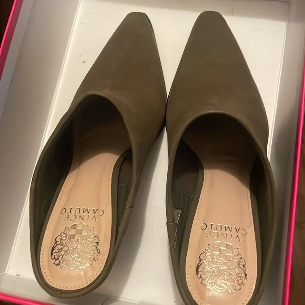 Women’s Army Suede Mule Shoes NIB Vince Camuto - Picture 3 of 4